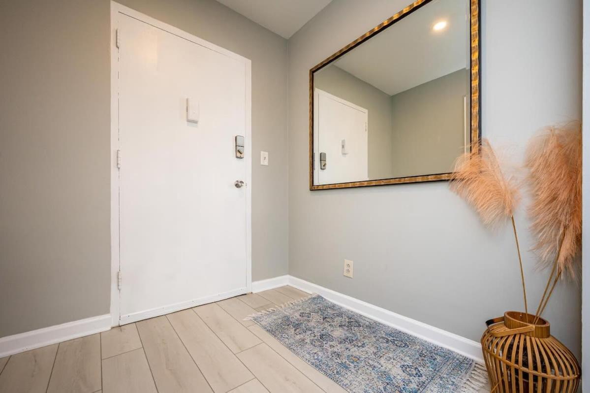 Heart Downtown 2bd New Paint Floor View Lm207